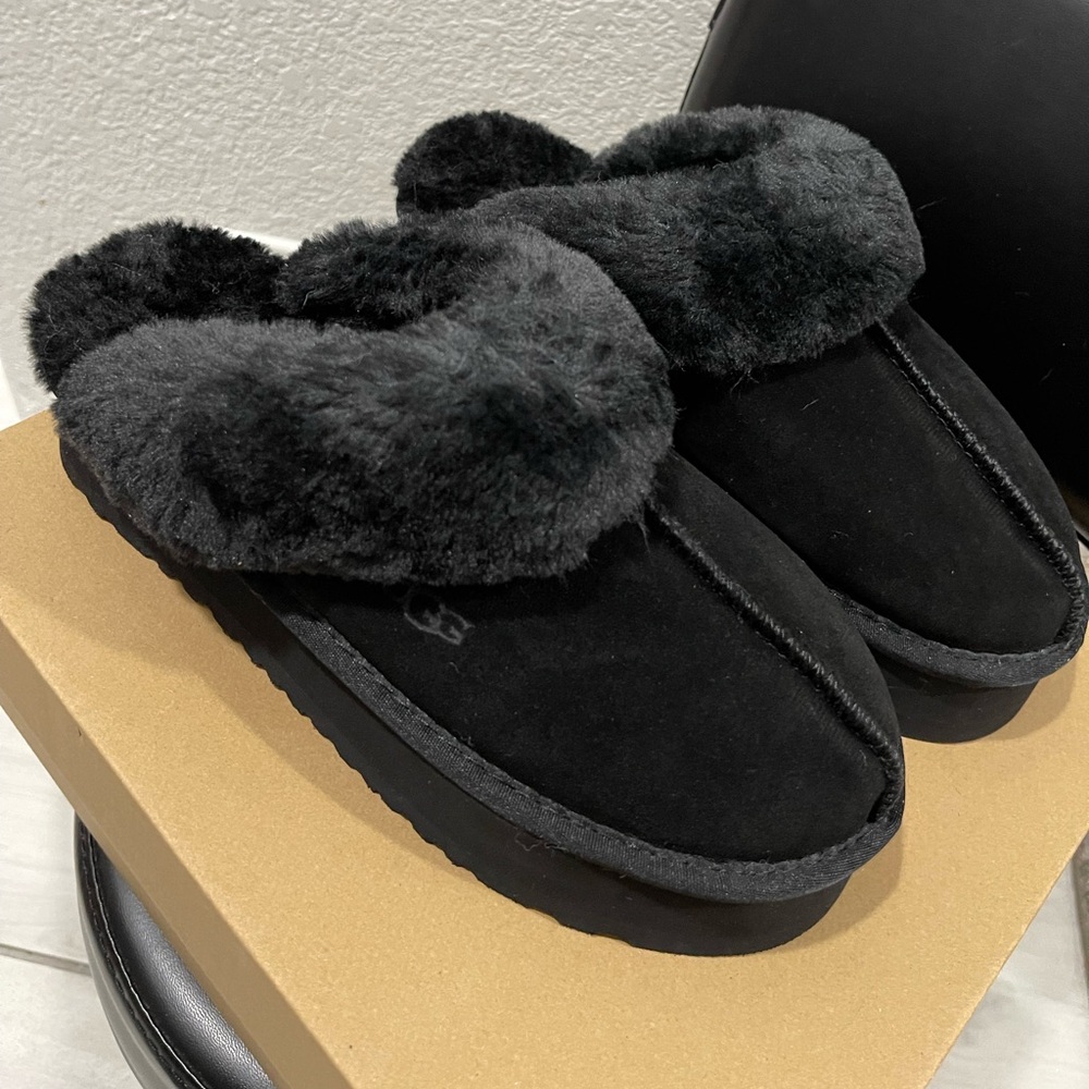 UGG SLIPPERS